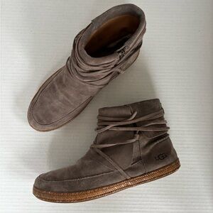 UGG Moccasin Ankle Boot Womens Size 8.5 Taupe Brown Suede Slouch Reid Bootie